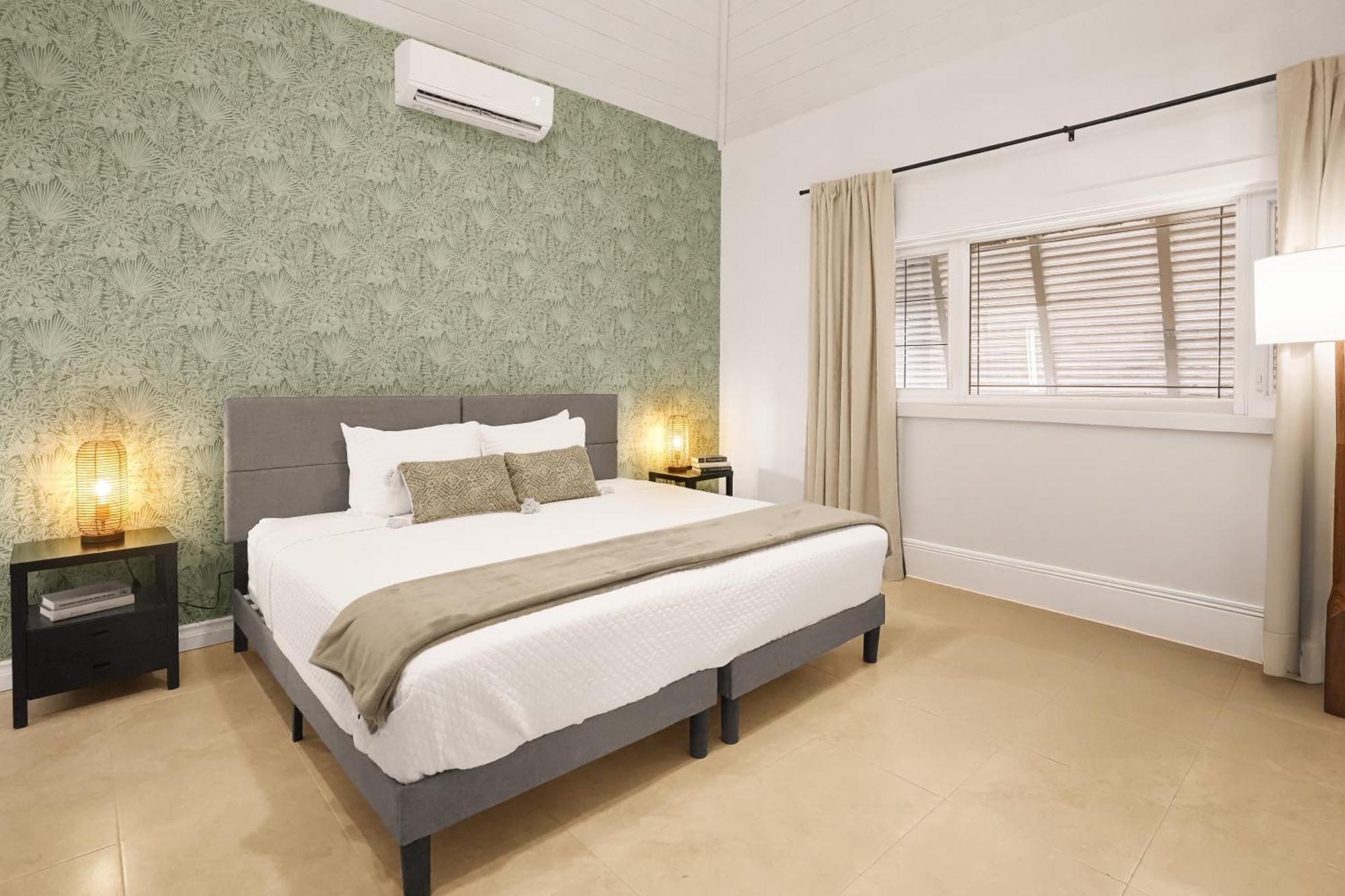 Cobalt Coast Resort West Bay Extérieur photo