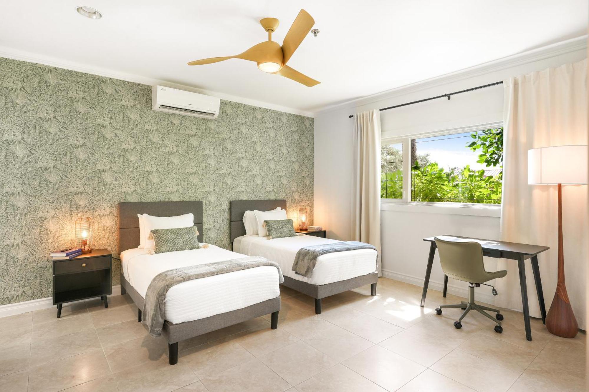Cobalt Coast Resort West Bay Extérieur photo