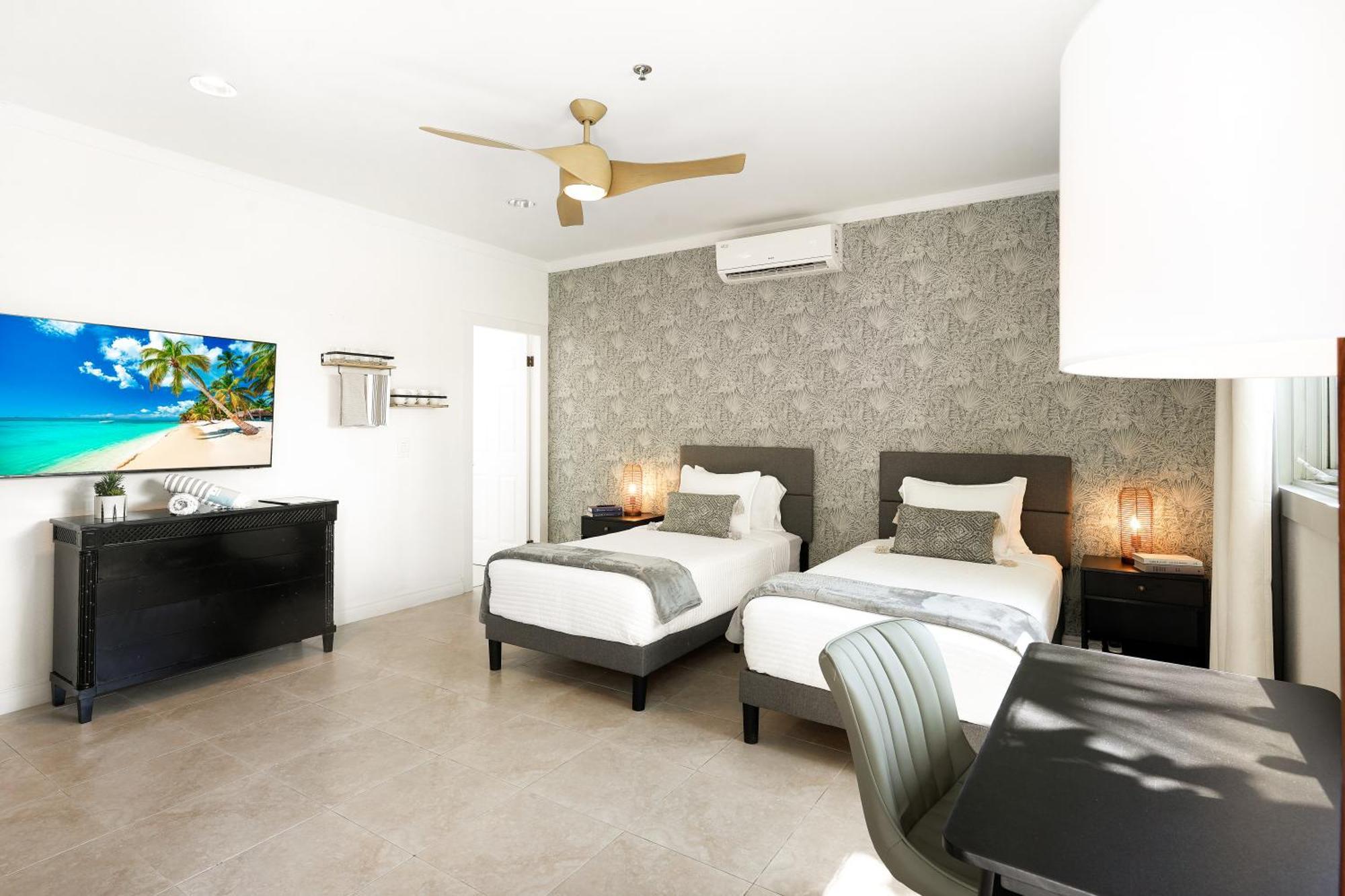 Cobalt Coast Resort West Bay Extérieur photo