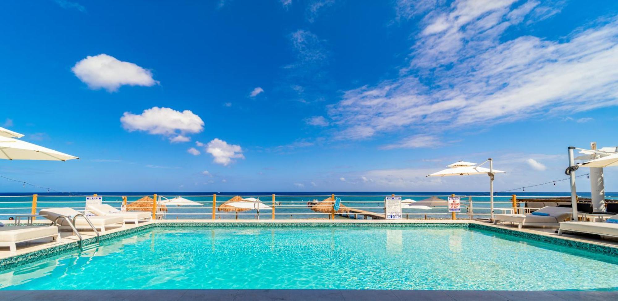 Cobalt Coast Resort West Bay Extérieur photo