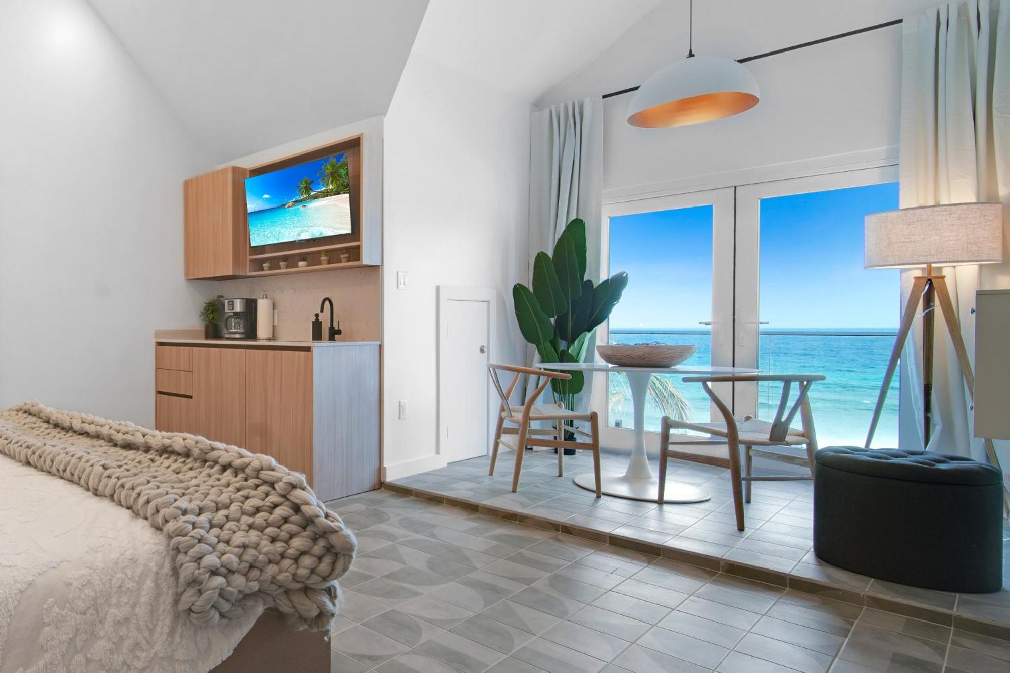 Cobalt Coast Resort West Bay Extérieur photo